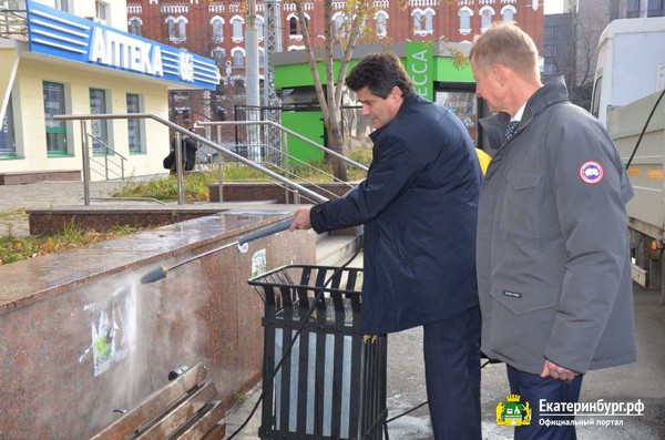 Мэр Екатеринбурга лично вымыл остановку на вокзале. ФОТО, ВИДЕО - Фото 1