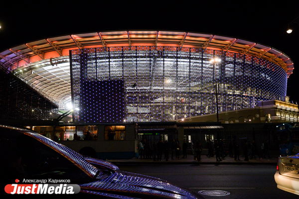 На стадионе «Екатеринбург Арена» начала разрушаться историческая ограда - Фото 1