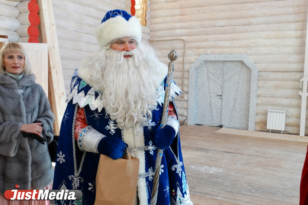 Екатеринбургские школьники начали отправлять письма Деду Морозу, чтобы успеть поздравить с его с днем рождения - Фото 1