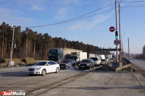 Из-за прихода зимы Екатеринбург встал в огромные пробки, а горожане замерзали на остановках в ожидании транспорта - Фото 1