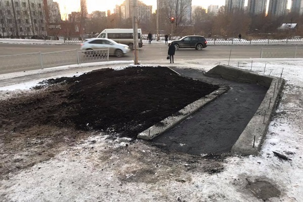 В Екатеринбурге в Заречном микрорайоне рабочие положили асфальт поверх снежного покрова - Фото 1