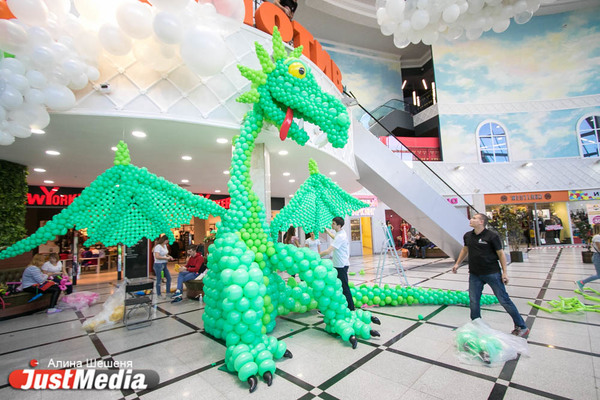 В центе Екатеринбурга появилась инсталляция-сказка о Питере Пэне из ста тысяч воздушных шаров - Фото 1