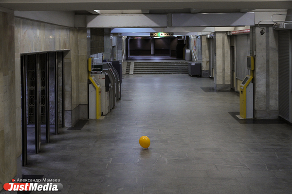 В Екатеринбурге закрыли станцию метро «Площадь 1905 года» из-за забытого пакета - Фото 1
