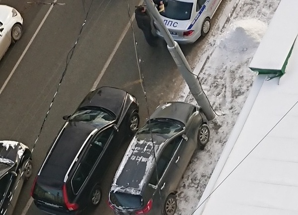 В центре Екатеринбурга мужчина умер за рулем машины, вылетел на тротуар и въехал в столб - Фото 1