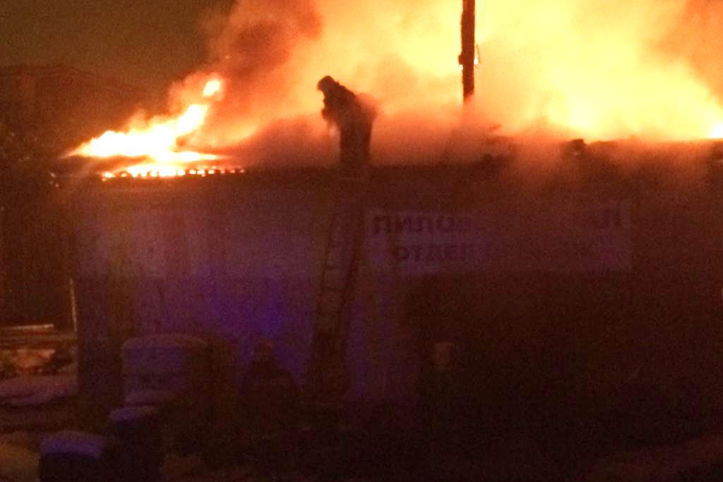 Ночью в Березовском тушили пожар на пилораме площадью 600 «квадратов» - Фото 1