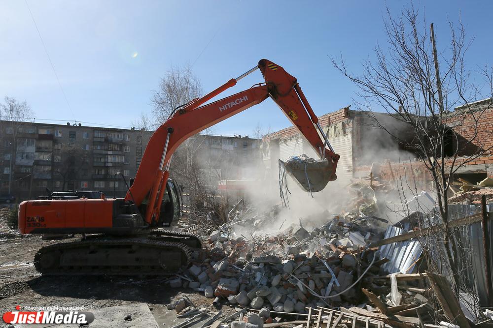 В Екатеринбурге до конца года снесут двухэтажку на улице Вишневой - Фото 1