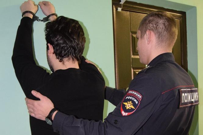Силовики задержали подозреваемого в покушении на девушку. Жертвой покушения стала работница ЖЭКа - Фото 1