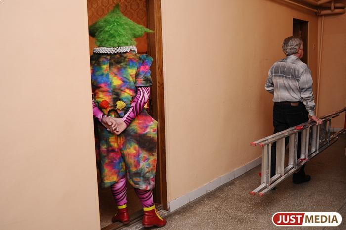 «Дети в трусиках переодеваются в фойе возле туалета» - Фото 1