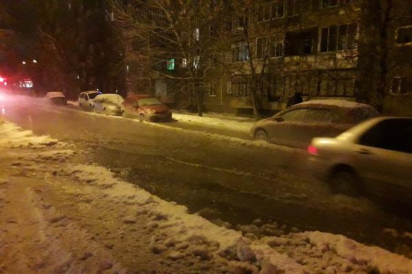 На Эльмаше из-за прорыва трубы с холодной водой машины примерзли к дорожному покрытию - Фото 1