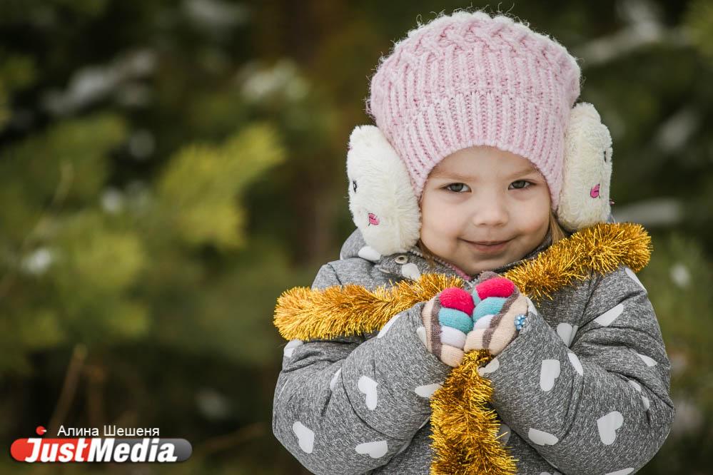 Влада Фурса, 4 года: «Елка к детям торопилась и на праздник нарядилась». Новый год в Екатеринбурге будет теплым и ясным - Фото 1