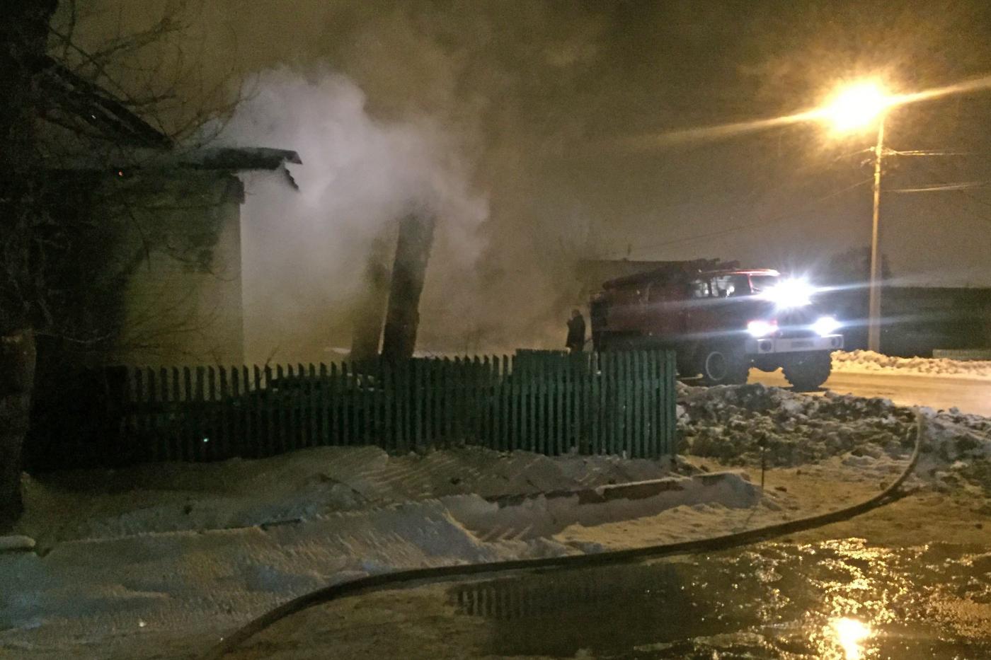 В Первоуральске пожарные вытащили из горящего дома пять человек - Фото 1