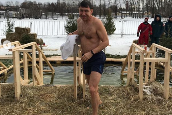 Евгений Куйвашев окунулся в прорубь на Крещение - Фото 1