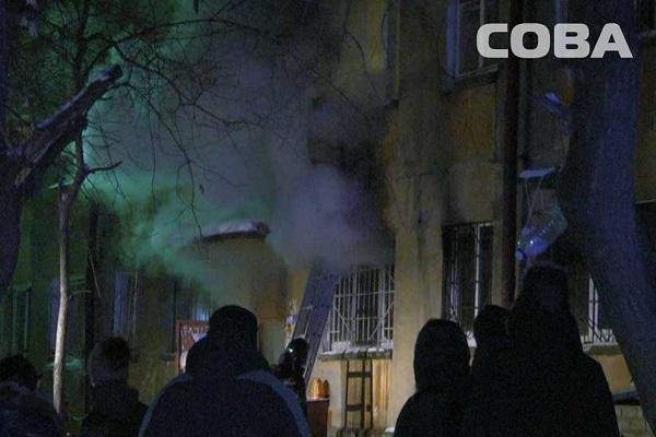 В Екатеринбурге на улице Краснофлотцев мужчина зажег в квартире факел и устроил пожар - Фото 1