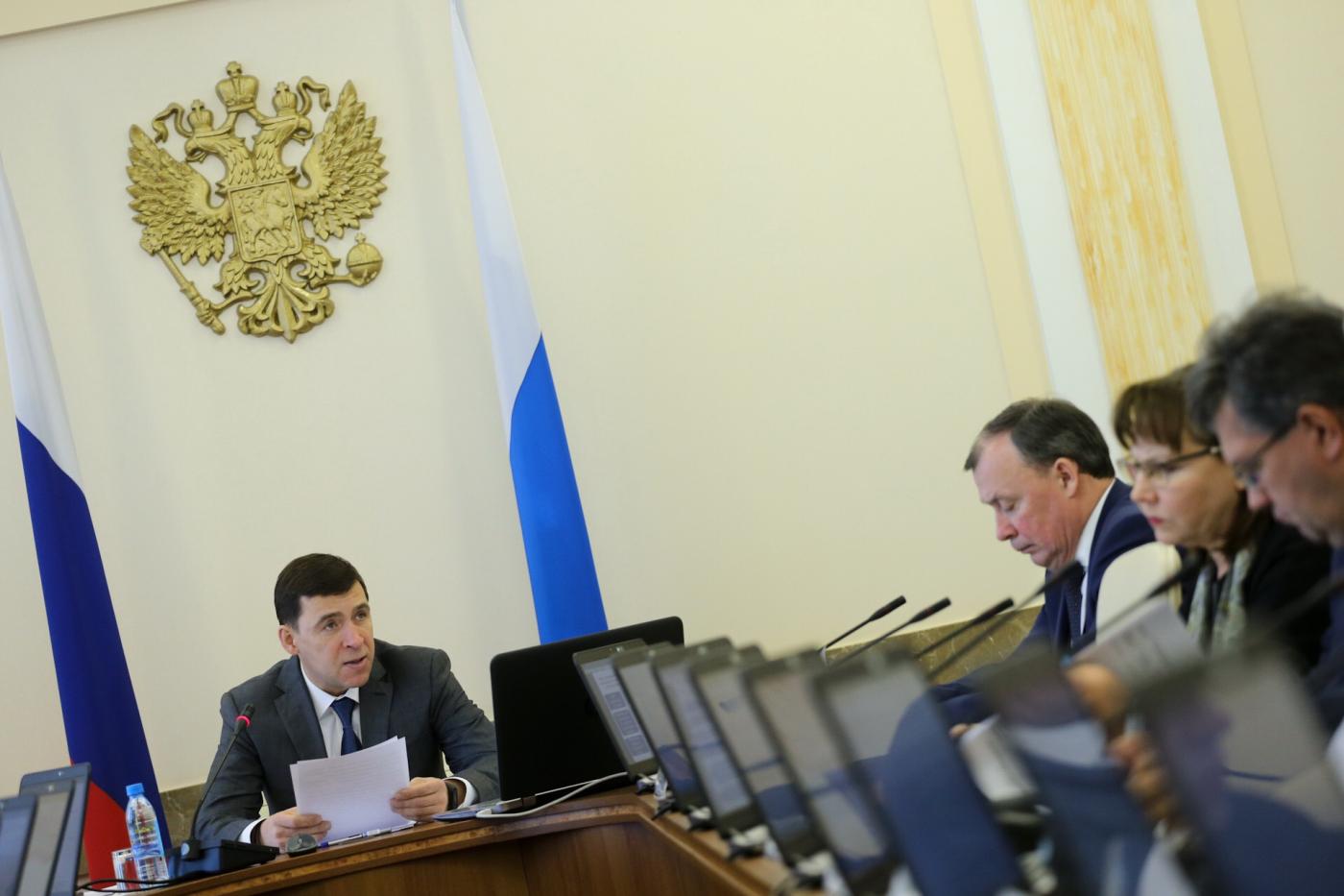 Куйвашев устроил разнос министрам, заключающим договора с заядлыми неплательщиками - Фото 1
