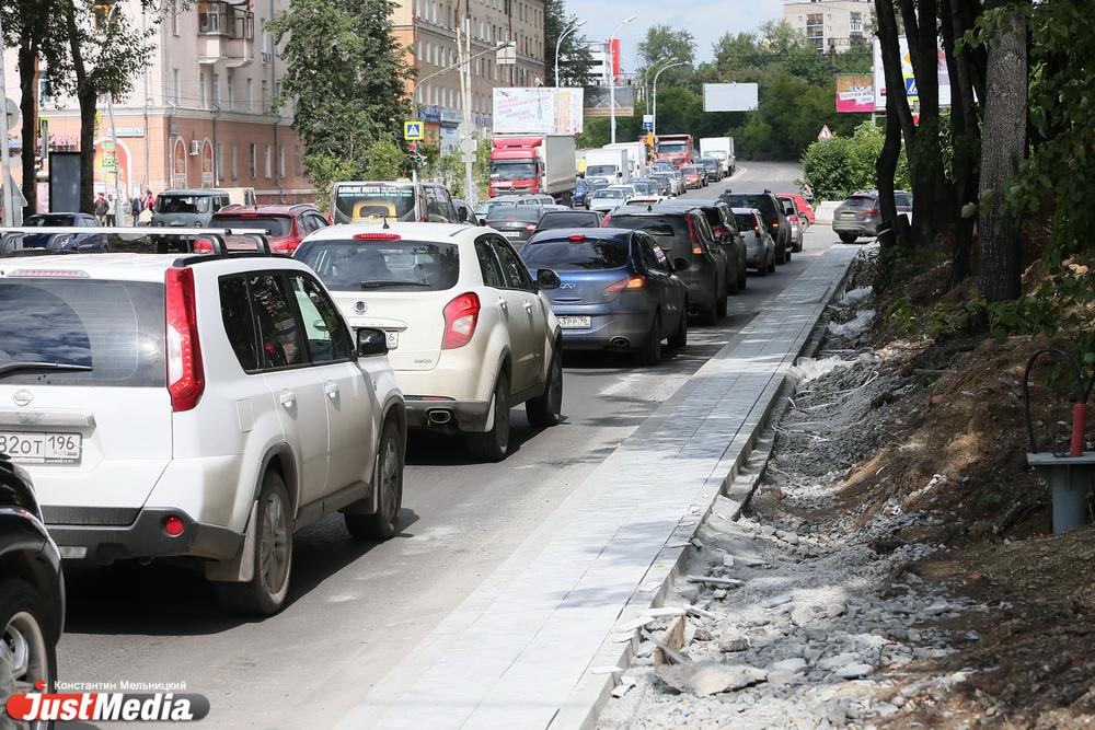 В Екатеринбурге завтра возобновится движение по улице Замятина - Фото 1