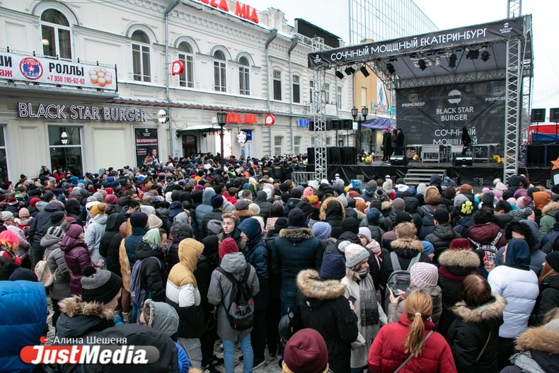 Екатеринбуржцы перекрыли улицу Вайнера ради бургера от Тимати - Фото 1