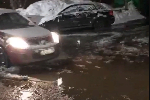 На ЖБИ из-за прорыва трубы несколько дворов затопило холодной водой - Фото 1