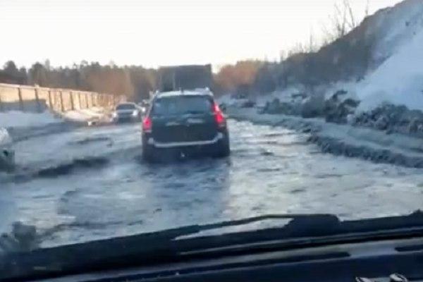 В Екатеринбурге из-за прорыва трубы затопило улицу Норильскую - Фото 1