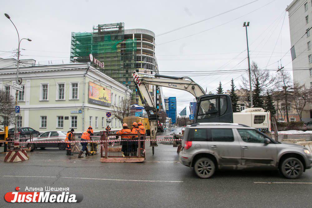 Водоканал открыл движение транспорта по Малышева - Фото 1