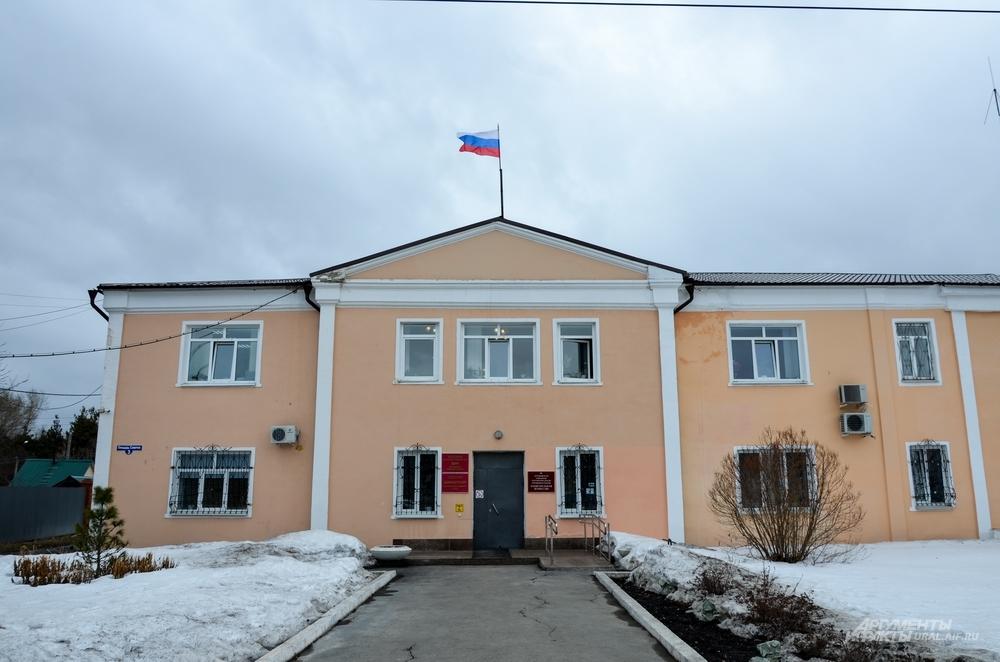 Мэру Артемовского предложили надеть красную юбку в горошек за неисполнение обещаний - Фото 1