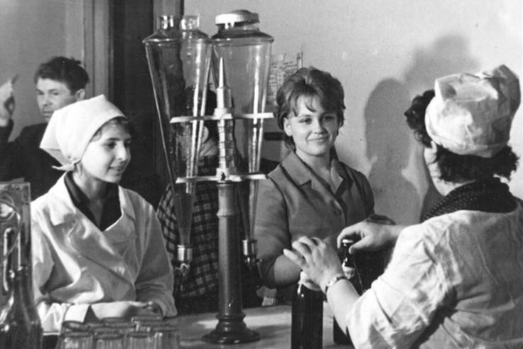 Одна из первых высоток Свердловска отмечает юбилей. Смотрим фото «Рубина» - Фото 1