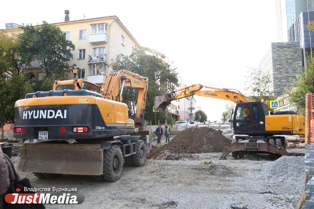 Пробкам на выезде из ЖБИ быть: в Екатеринбурге до 10 мая перекопали участок улицы Малышева - Фото 1