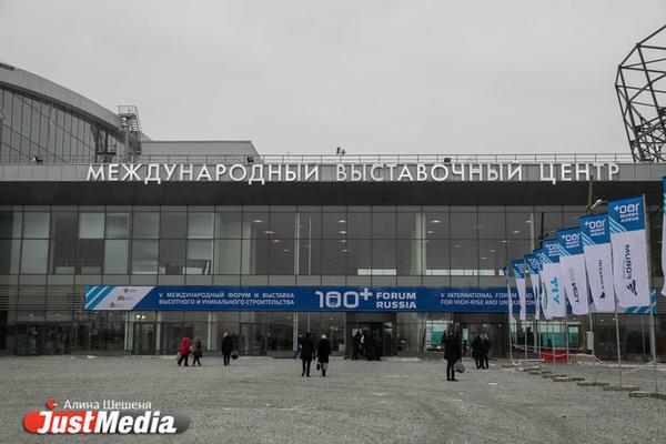 На ЕКАДе автолюбители встали в огромную пробку из-за форума, проходящего в МВЦ «Екатеринбург-ЭКСПО» - Фото 1