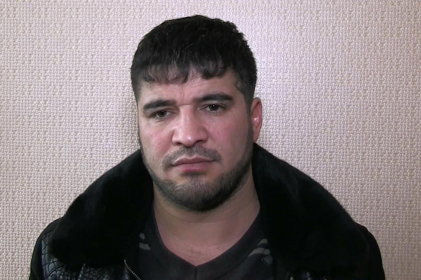 На Эльмаше семь мужиков, угрожая пистолетом, ограбили супружескую пару - Фото 1