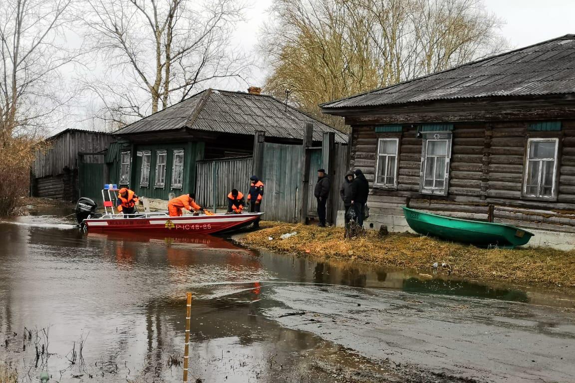 В Ирбите остаются подтопленными территории 17 жилых домов  - Фото 1