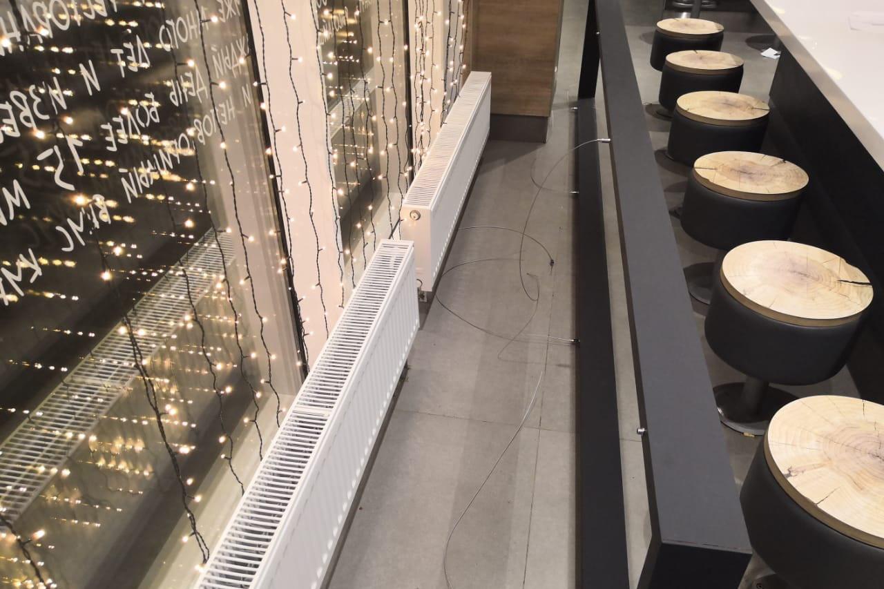 В ТЦ «Омега» на семерых подростков упала тяжелая декоративная конструкция  - Фото 1