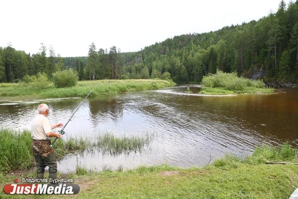 В Березовском демонтируют забор вдоль берега реки Пышма, чтобы люди могли подходить к воде - Фото 1