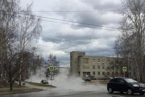 На Юго-Западе из-за прорыва трубы несколько улиц залило кипятком - Фото 1