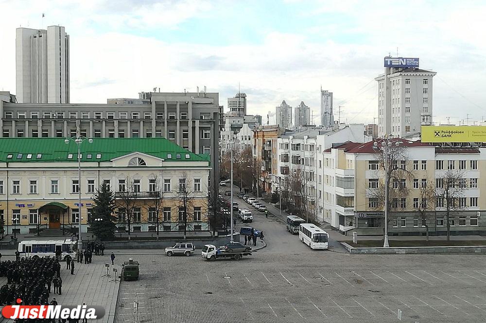 В Екатеринбурге из-за репетиции парада Победы эвакуируют транспорт, припаркованный на улице Володарского - Фото 1