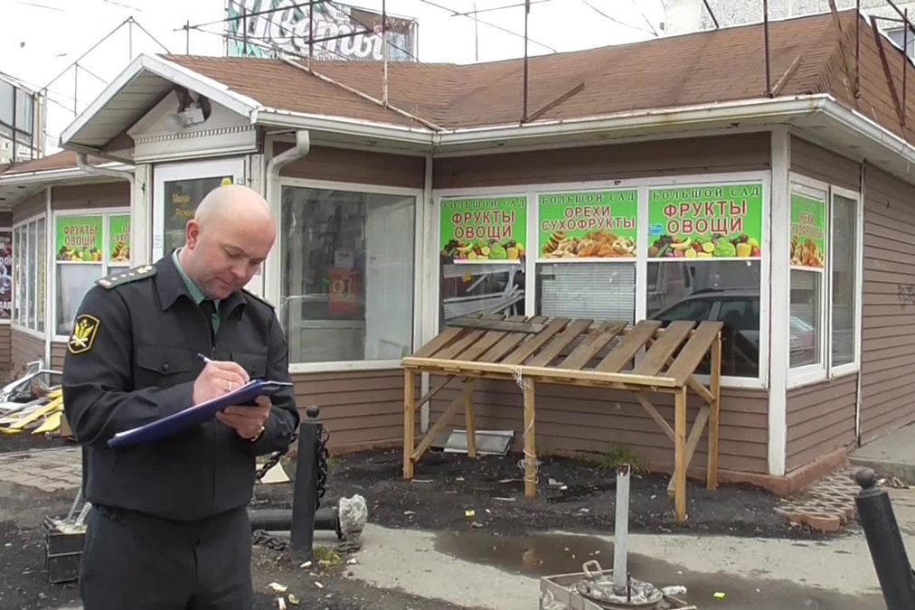 В Екатеринбурге у медгородка приставы убрали незаконный киоск «Цветы» - Фото 1