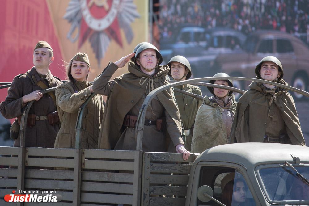 В Екатеринбурге из-за непогоды отменили ночную репетицию парада Победы - Фото 1