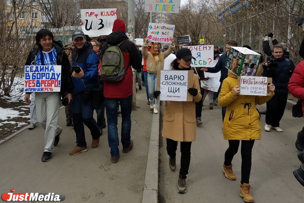 «Мы троллим троллей». По улицам Вторчермета прошла Монстрация - Фото 1