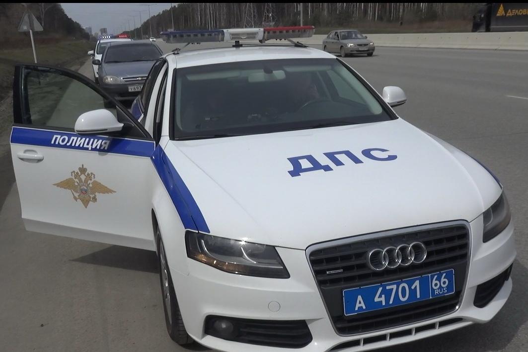 Свердловская ГИБДД начала штрафовать водителей, гоняющих по левой полосе Кольцовского тракта - Фото 1