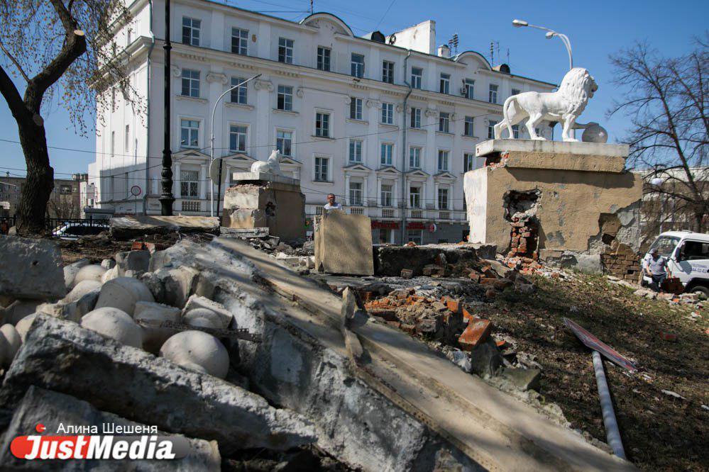 Строители увезли львов и разбили постаменты в сквере за Оперным - Фото 1