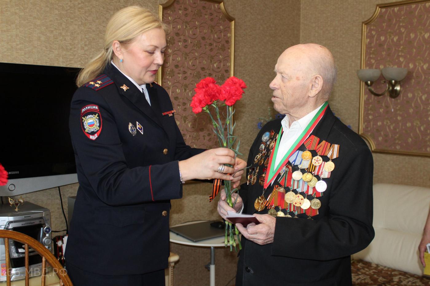 Фронтовику, освобождавшему Европу от фашизма, свердловское МВД вручило паспорт гражданина России - Фото 1