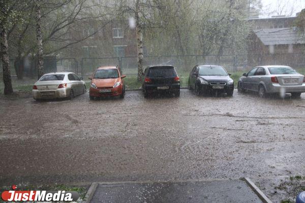 На Екатеринбург обрушился ливень с крупным градом - Фото 1