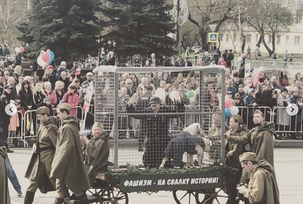 Сын свердловского депутата Марчевского провез по центру Нижнего Тагила клетку с «пленным фашистом» - Фото 1