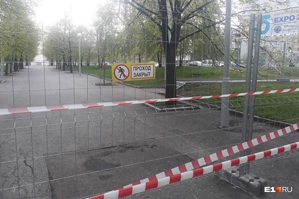 Площадку для строительства храма Святой Екатерины оградили временным забором - Фото 1