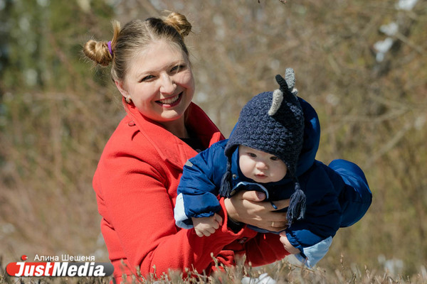 Телеведущая Дарья Степанова с сыном Глебом: «На Урале в любой момент может выпасть снег». В Екатеринбурге +16