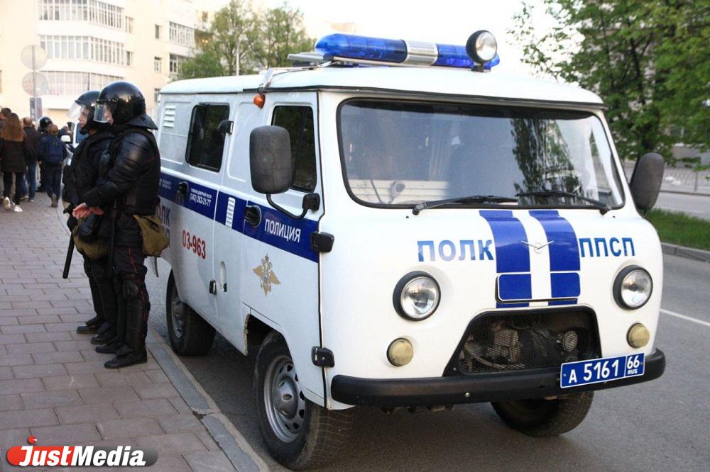В Екатеринбурге на акции в сквере у Драмтеатра задержали 33 человека - Фото 1
