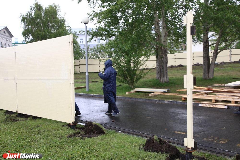 В сквере у Драмтеатра начали сносить основной забор - Фото 1