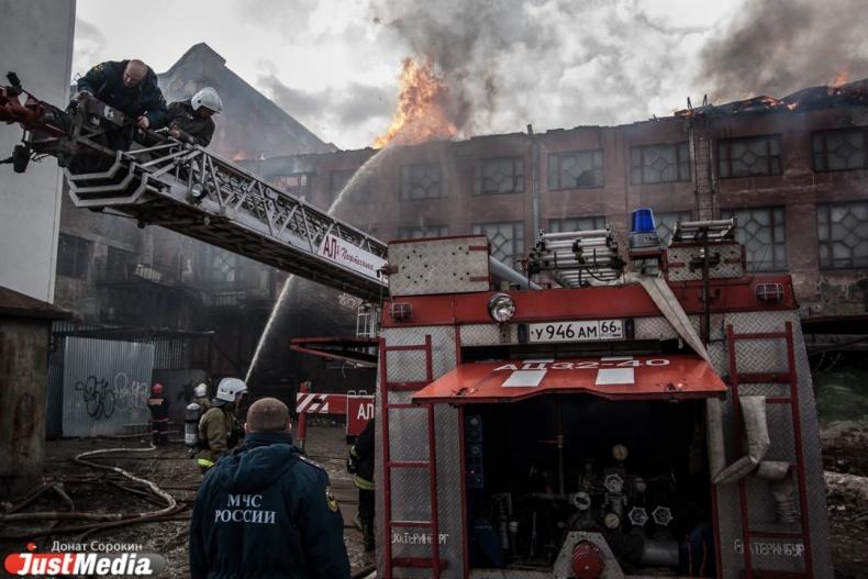 В переулке Базовом 15 машин тушили пожар на складе с пластиковыми изделиями и воском - Фото 1