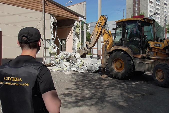 В Екатеринбурге приставы ликвидировали незаконную автомойку и банный комплекс - Фото 1