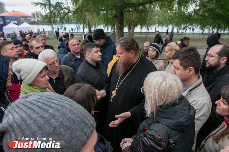 «От защитников сквера 5 человек. Нечестно!» Епархия запросила дополнительные места в рабочей группе по опросу о храме - Фото 1