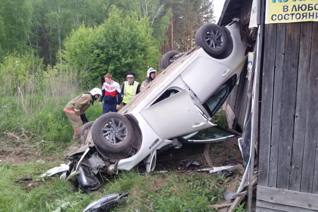 В Артемовском районе водитель Kia влетел в сарай. Пострадали 4 человека - Фото 1