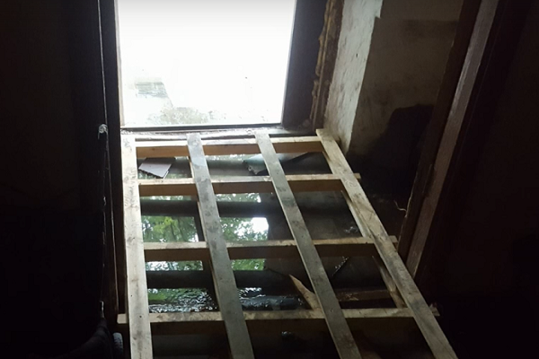 В Екатеринбурге из-за прорыва трубы подъезд дома на Бахчиванджи затопило фекалиями - Фото 1